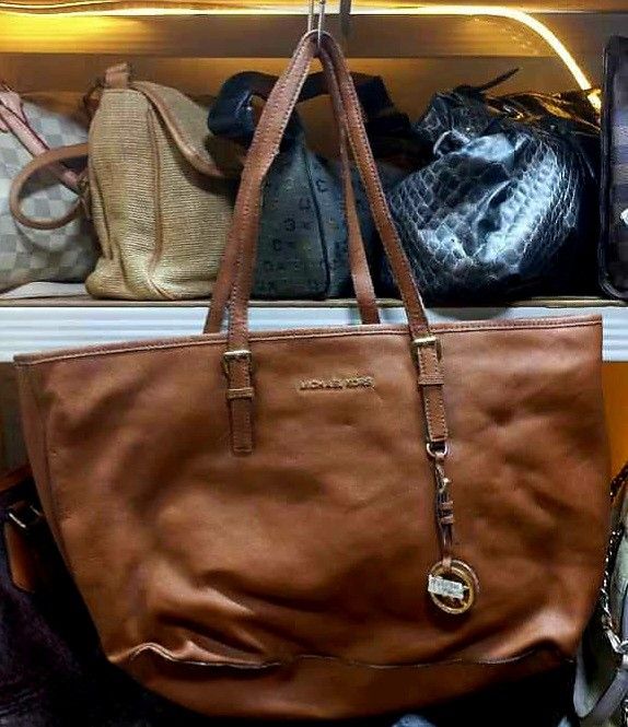Michael Kors Brown Leather Tote Bag (Category: Tote Bags) located in Cavite. Submitted by charisabla15249 (Listing ID 1441810170, Image 1). Description: - Classic brown leather Michael Kors tote bag - Spacious interior for all your essentials - Signature Michael Kors logo hardware and hanging charm - Comfortable shoulder straps - Great for daily use or travel.