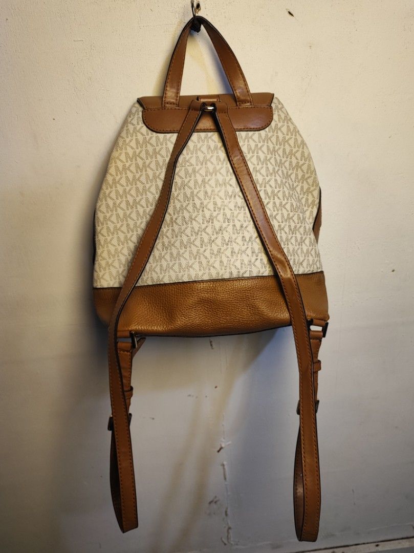 MICHAEL KORS RAVEN MEDIUM BACKPACK (Category: Backpacks) located in Iloilo. Submitted by gooddimes (Listing ID 1441763313, Image 2). Description: Michael Kors Raven Medium Backpack Authentic Leather material Snap Closure Three pockets Vanilla/Acorn/Gold color Issue/s: Minimal stain Color rate: 9.5/10 Good condition ₱1,500 Reminders: - All items are thrifted, please manage your expectations - Color may vary due to lighting - Please wash before usi