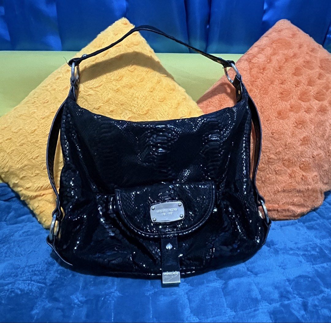 MK Black Glossy Hobo Bag (Category: Luxury Bags & Wallets) located in Paranaque City. Submitted by lcristobal (Listing ID 1441872649, Image 1). Description: .