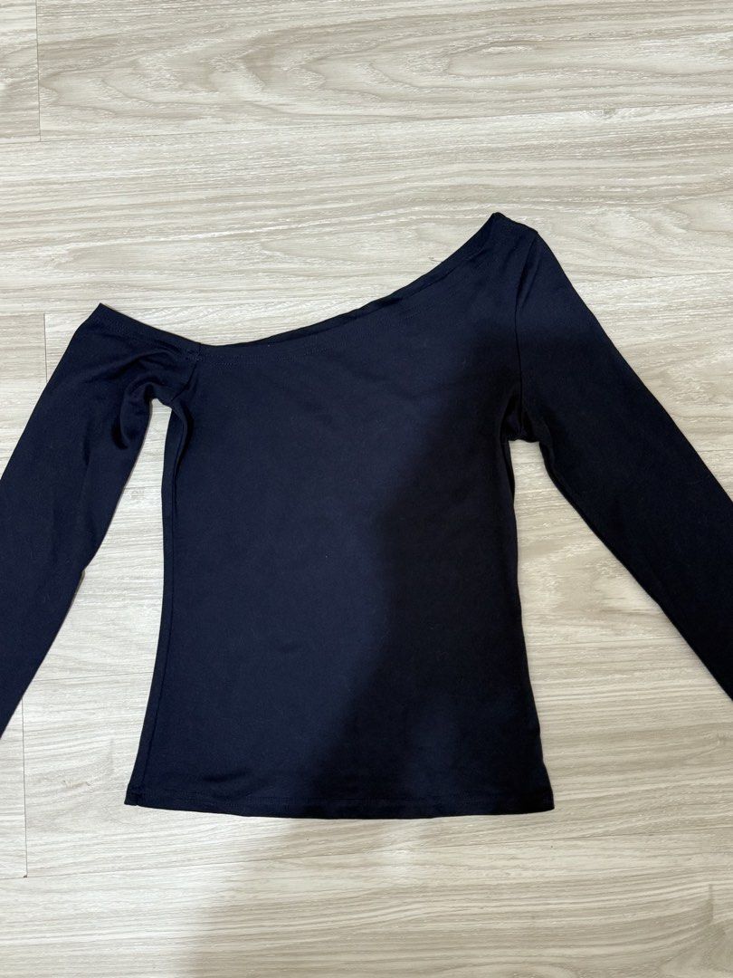 Navy Blue One Shoulder Long Sleeve Top (Category: Blouses) located in Manila. Submitted by akiii222 (Listing ID 1441895257, Image 1). Description: one shoulder long sleeve top navy blue actual color S-M body hugging fit, very nice quality! used once only P150 Loc: Laguna J&T / Lalamove .