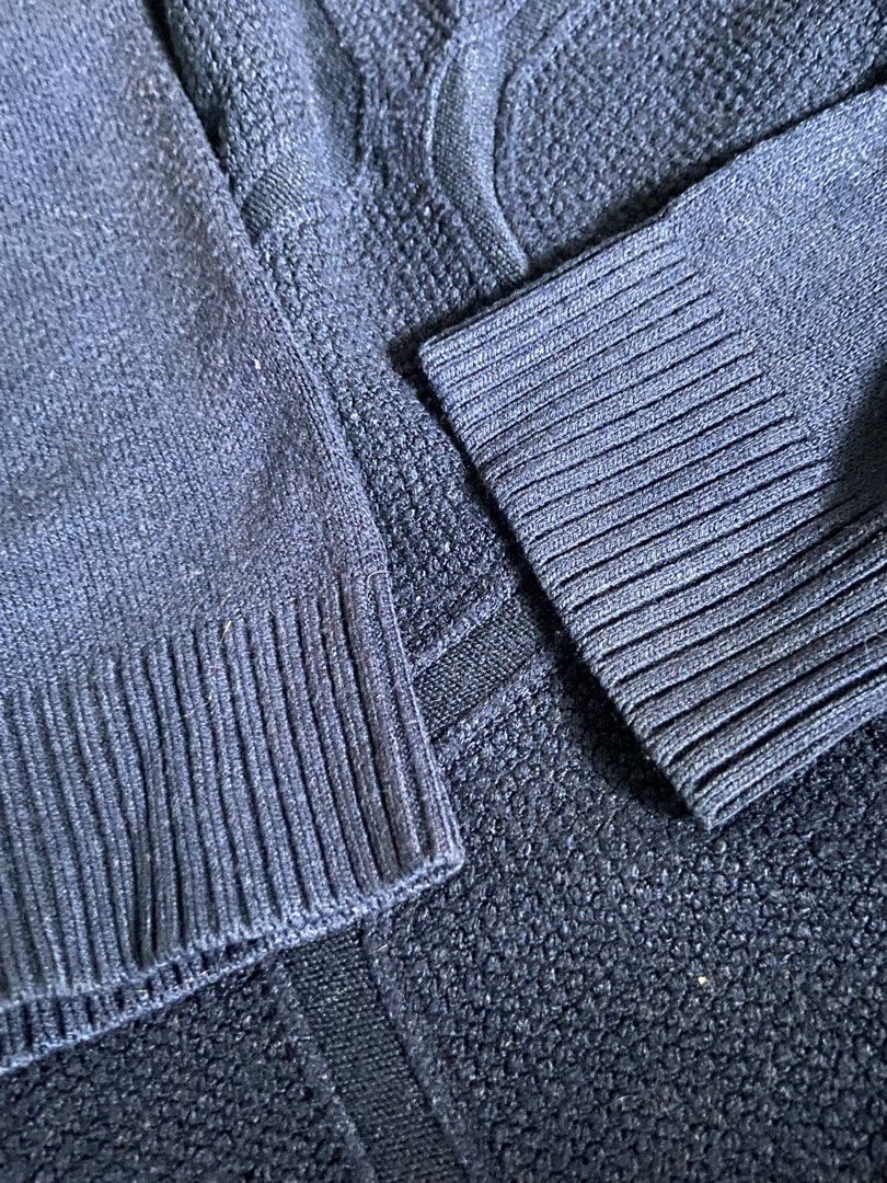 Navy Blue V-Neck Long Sleeve Sweater with Textured Pattern (Category: Longsleeves) located in Tanay. Submitted by Bunnylight (Listing ID 1441892331, Image 3). Description: - Navy blue V-neck sweater - Long sleeves - Textured pattern on the front - Ribbed cuffs and hem - Comfortable knit fabric - Ideal for layering or wearing solo.