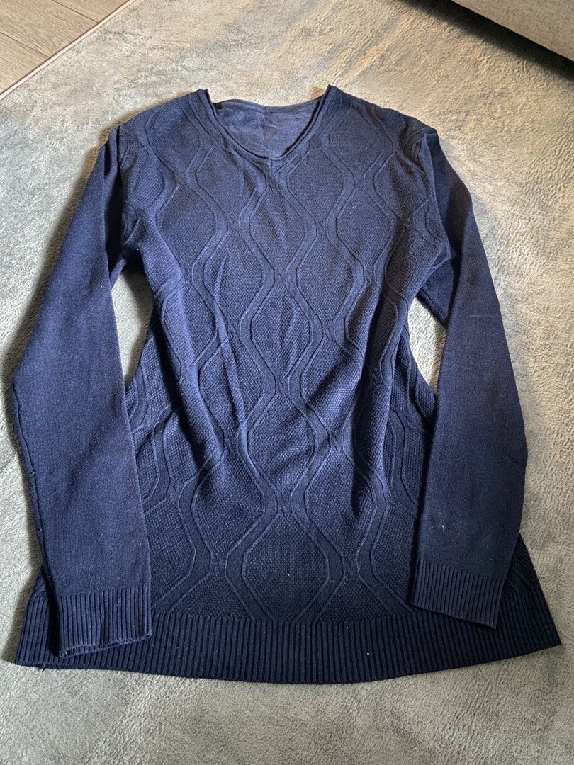 Navy Blue V-Neck Long Sleeve Sweater with Textured Pattern (Category: Longsleeves) located in Tanay. Submitted by Bunnylight (Listing ID 1441892331, Image 2). Description: - Navy blue V-neck sweater - Long sleeves - Textured pattern on the front - Ribbed cuffs and hem - Comfortable knit fabric - Ideal for layering or wearing solo.