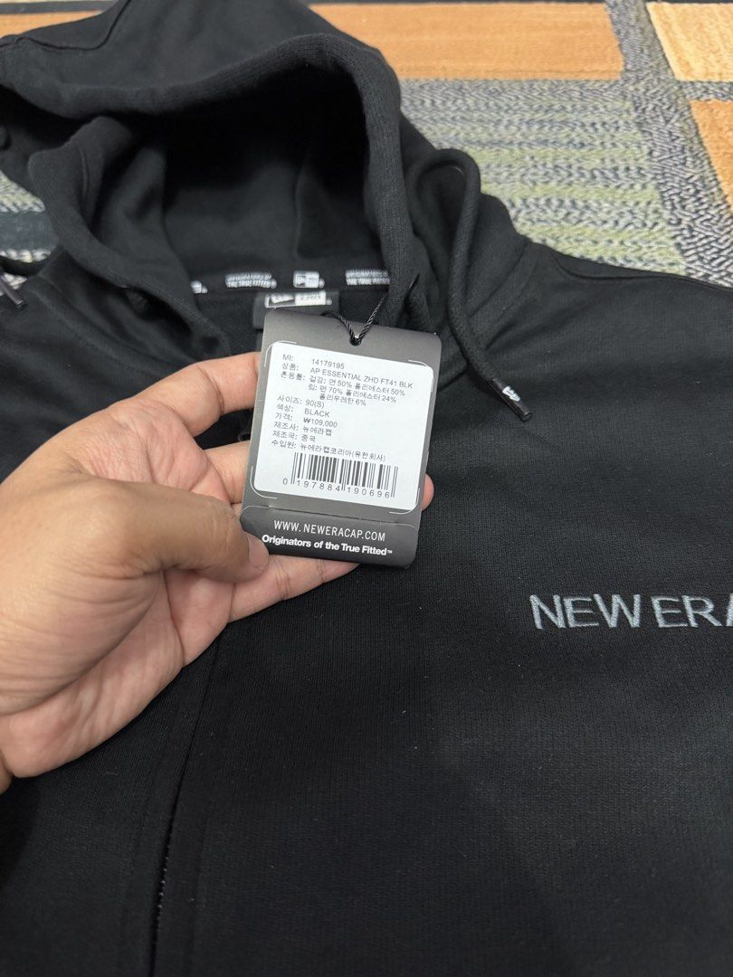 New Era (Category: Coats, Jackets and Outerwear) located in Taiping. Submitted by KerolGudStuff (Listing ID 1441928094, Image 3). Description: New Era sweater Saiz S (22.5/26.2) Boleh nego jika berminat COD Taiping FB : Khairul Lizam Boleh DM jika ada keraguan.