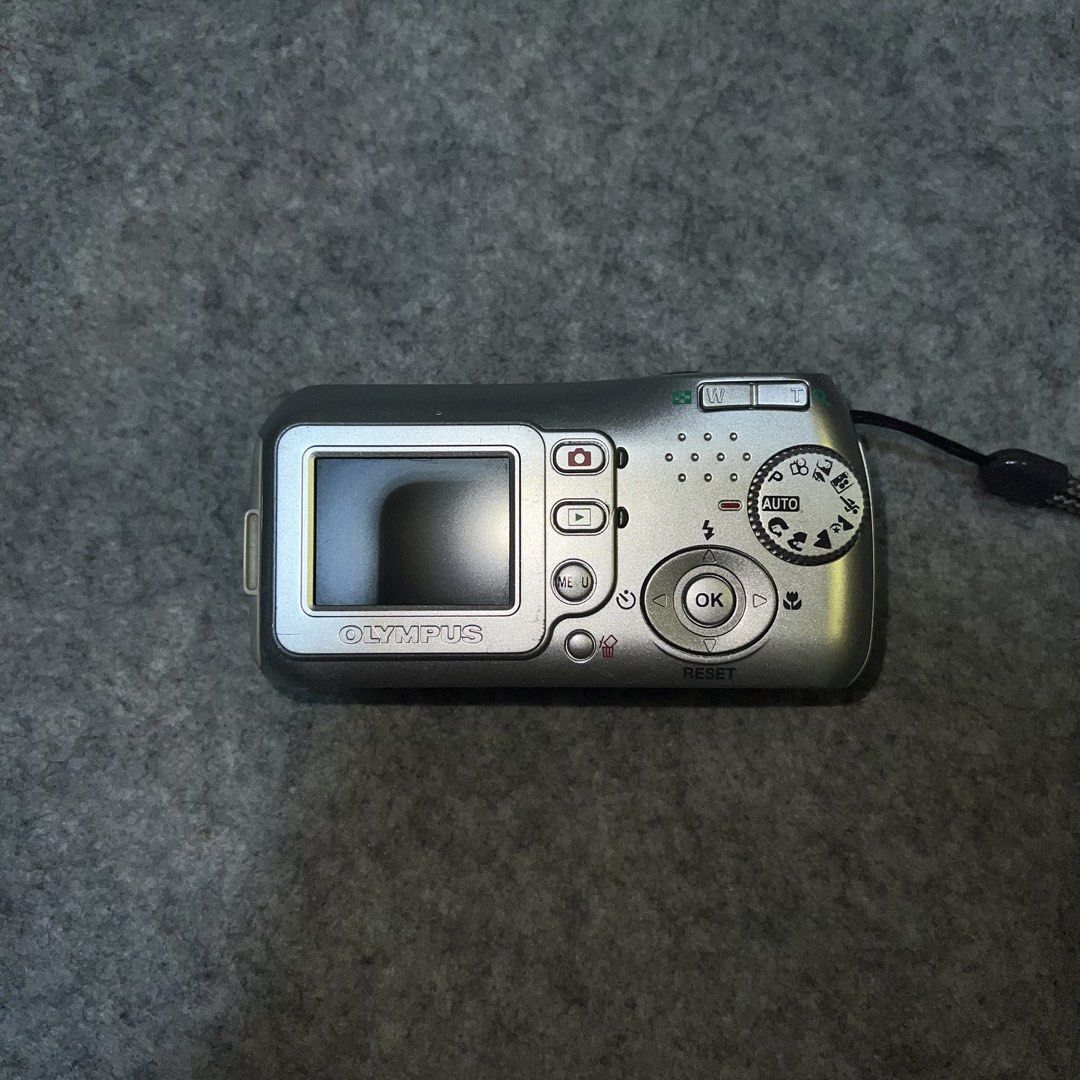Olympus Camedia D-435 | C-180 Digital Camera Digicam Tested Silver (Category: Cameras) located in Koronadal. Submitted by 11popchingu (Listing ID 1441889121, Image 2). Description: Olympus Camedia D-435 Digital Camera 📸 5 MP 〰️ CCD sensor 〰️ 4x optical zoom 〰️ all buttons working 💗 One of my fav unit! Good especially when taking portrait/selfies. Clear output, 1st time I used this I thought the photo was taken with an iPhone ~ Body Cosmetics: 8