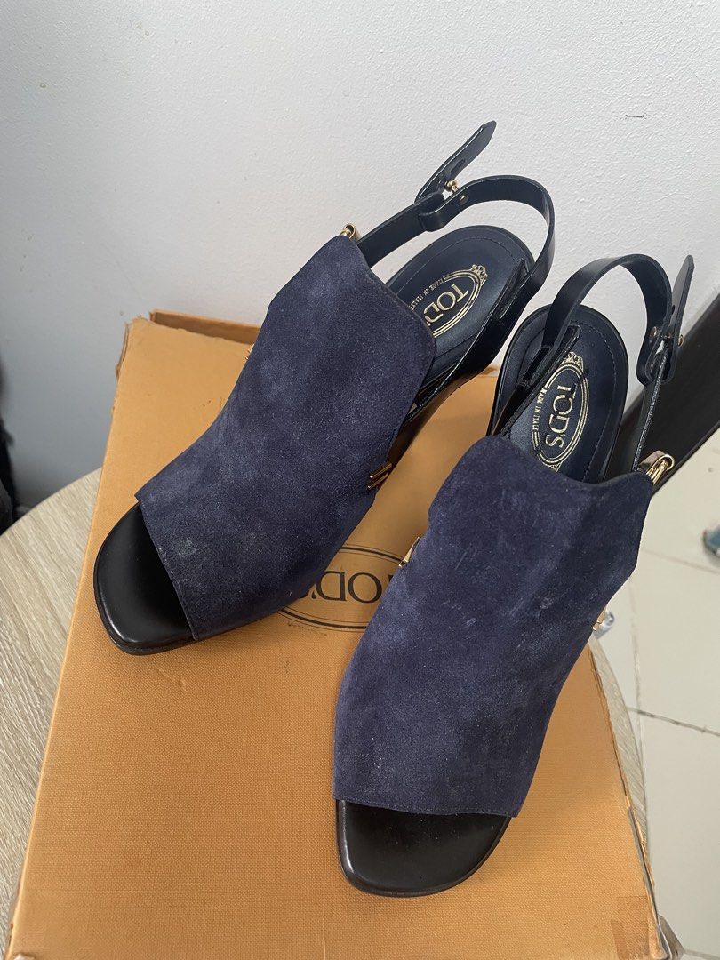 ORIGINAL TODS SANDALS (Category: Sneakers & Footwear) located in Manila. Submitted by prettystuff1008 (Listing ID 1441946967, Image 2). Description: New Issue broken box Size 39 Super sale from 42500.
