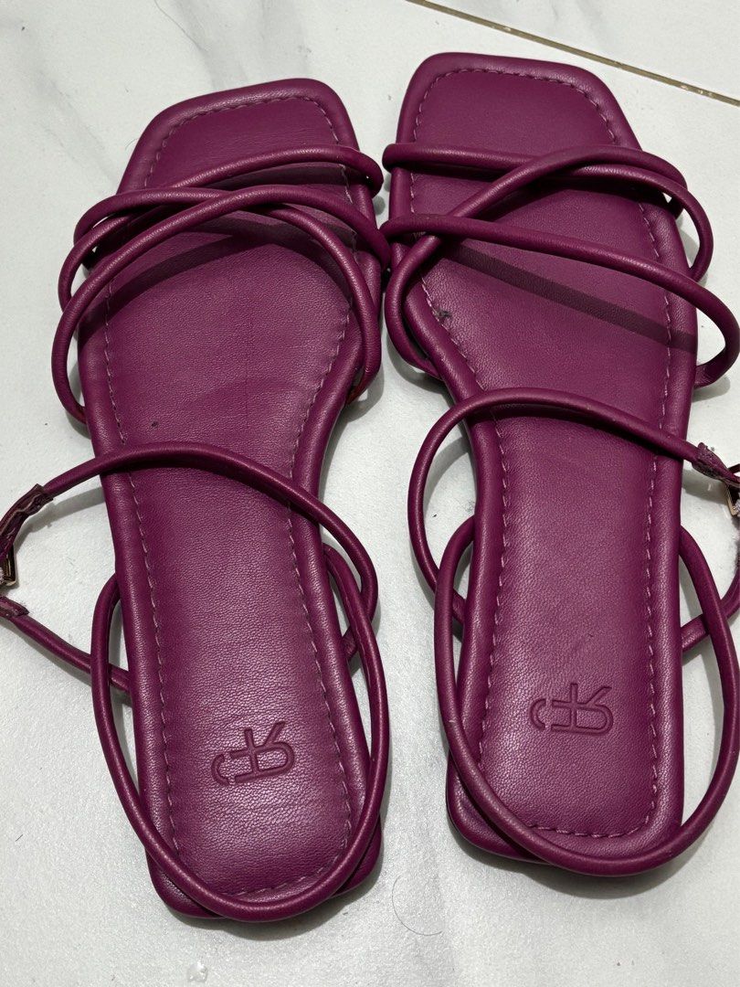 Parfois pink purple sandals (Category: Flats & Sandals) located in Quezon City. Submitted by Ma.Tind (Listing ID 1441923998, Image 3). Description: Parfois pink purple sandals brand new Size 37 Rfs - wrong size for me .