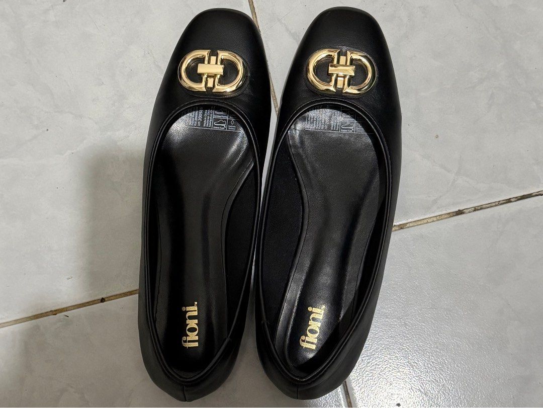 PAYLESS Fioni Lyla Sandals (Category: Flats & Sandals) located in Manila. Submitted by iconvee (Listing ID 1441909073, Image 1). Description: ⭕️ READ FIRST ⭕️ • size US 8 / EU 39 / UK 6 • used TWICE max! • orig price ~1,500-1800php. • almost no signs of usage. • used with care. • with BOX. • PM for more pics MOD: gcash/BDO. SHIP: lalamove/j&t. buyers cover fee. .