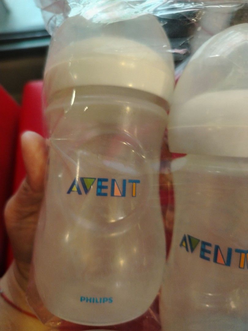 Philips Avent Baby Bottles Set (Category: Breastfeeding & Bottle Feeding) located in Manila. Submitted by purediamond888 (Listing ID 1441905735, Image 3). Description: - Set of 3 Philips Avent baby bottles - Clear plastic with measurement markings - Avent logo clearly visible on each bottle - Ideal for feeding your little one - Ready for a new home.
