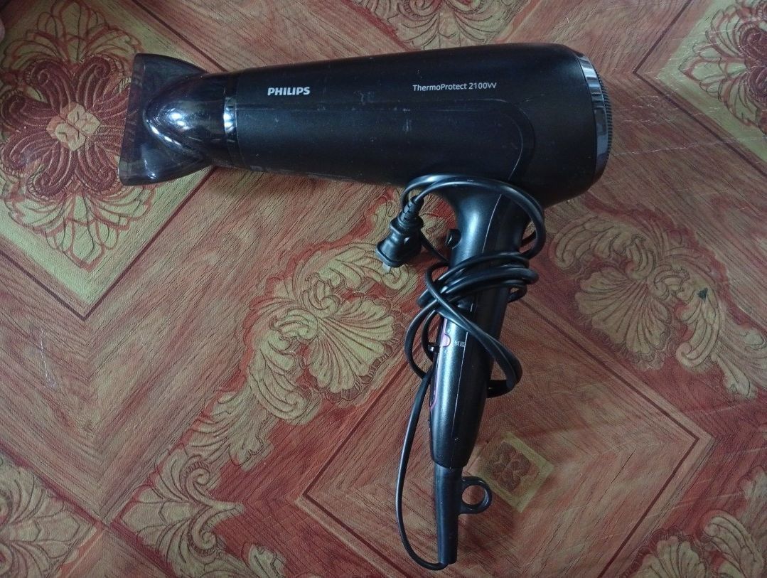 Philips Thermo protect drycare 2100w (Category: Hair) located in Quezon City. Submitted by purple_haven (Listing ID 1441799319, Image 1). Description: Philips Thermo protect 2100w hair dryer has dents pls see pics posted but doesn't affect the function.Still works well.
