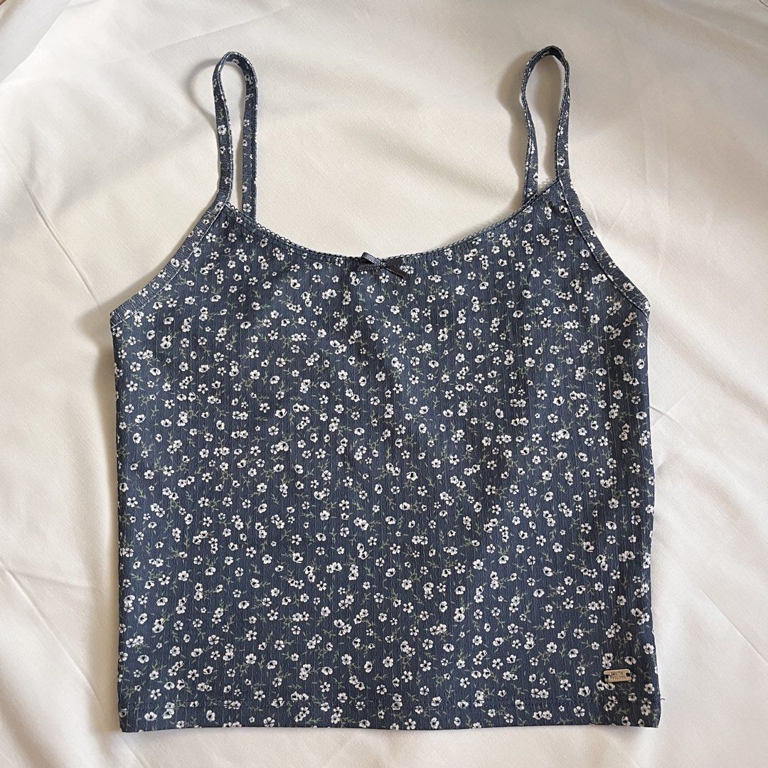 pull&bear floral top (Category: Blouses) located in Mandaluyong City. Submitted by everythingnice__ (Listing ID 1441911053, Image 1). Description: fits s-m ! vv cute top :)) lalamove only !.