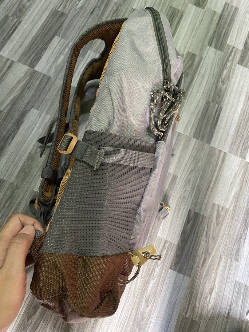 QUECHUA BACKPACK GRAY BROWN BEIGE TRAVEL BAG 20L NH500 (Category: Backpacks) located in Antipolo. Submitted by marcoandpaolomerchandise (Listing ID 1441783074, Image 3). Description: QUECHUA GRAY / BROWN / BEIGE Backpack 🎒 20L NH500 Like New Condition Malinis ang Loob SA labas need ng konting wash Naalikabukan lang sa storage Grabe ang Materials nito Ang Ganda ng Quality PWEDE pang work or Pang Travel Ang ganda din ng Combination ng Color Unisex
