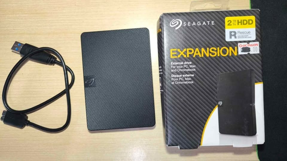 Seagate 2TB HDD (With Pouches) (Category: Hard Disks & Thumbdrives) located in Makati City. Submitted by johnnormanr.estuista (Listing ID 1441857416, Image 3). Description: Seagate Expansion 2TB (BLACK) = Php. 3,900 Seagate Ultra Slim 2TB (SILVER) = Php. 4,200 Set = 7,800 ✅ Both authentic Seagate ✅ Both with box, papers and pouches ✅ Both no issue RFS: Decluttering.