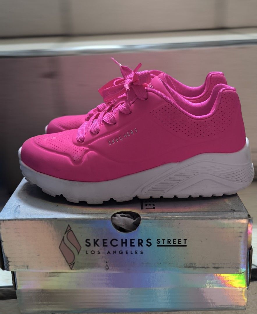 Skechers Uno Lite w/ box (Category: Babies & Kids Fashion) located in Marikina City. Submitted by vaughnify (Listing ID 1441855930, Image 1). Description: Skechers Uno Lite w/ original box ✨ Like new (used twice only) ayaw na po ng color pink ✨ Size US 1.