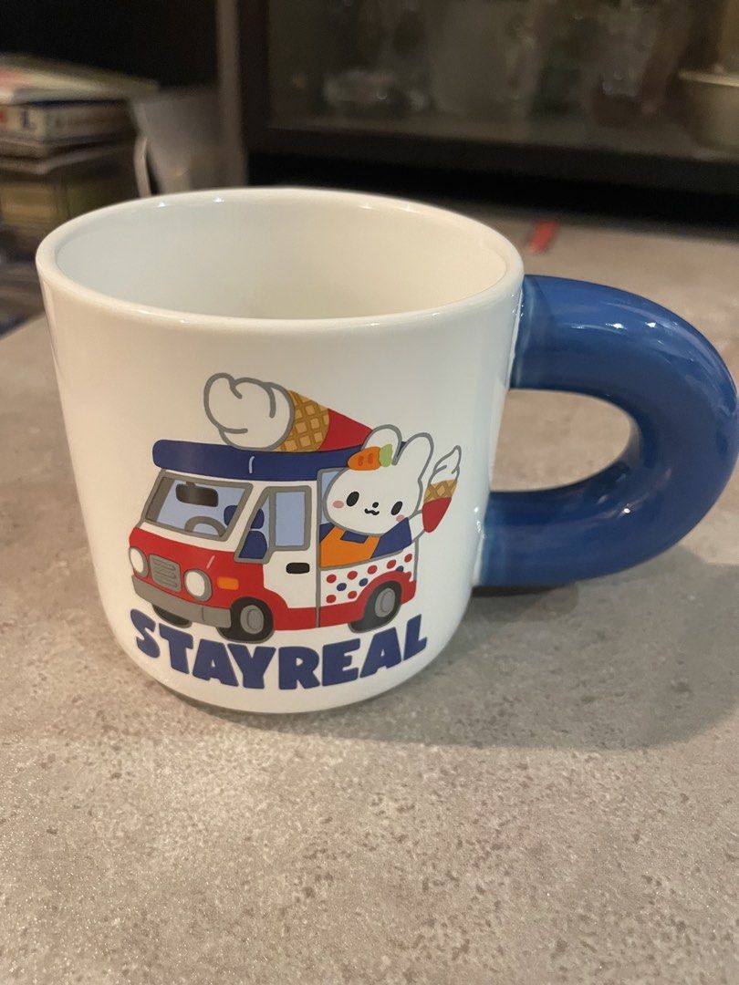 Stayreal 香港場2025 雪糕車徽章&杯 （分類：其他周邊）位於 Hong Kong。 由 mewkiiiii 提交（商品編號 1441923786，圖片 2）。簡介： Stayreal 香港場2025 雪糕車徽章加杯 RMB2️⃣2️⃣0️⃣/ HKD2️⃣4️⃣0️⃣。