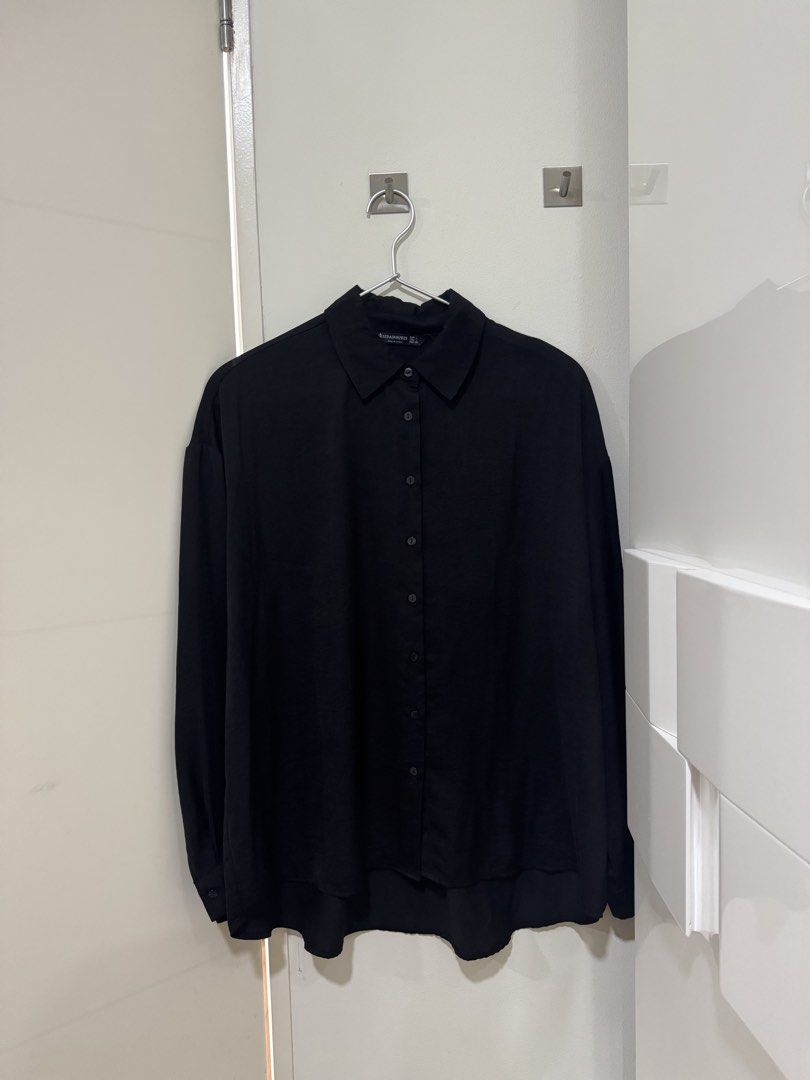 Stradivarius Black Oversized Button-Up Shirt Size L (Category: Shirts) located in Mandaluyong City. Submitted by grmnk (Listing ID 1441804199, Image 3). Description: - Stradivarius Black Oversized Shirt - Size: L - Style: Button-up with collar - Sleeves: Long - Versatile: Wear open over a tank or buttoned up - Easy to style for casual or dressed-up occasions I’m usually a size M but I sized up for an even more oversized fit NO FLAWS! BPI / GCash 