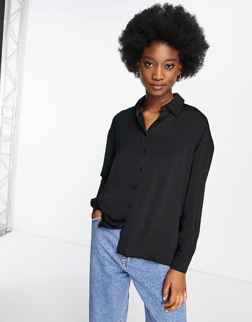 Stradivarius Black Oversized Button-Up Shirt Size L (Category: Shirts) located in Mandaluyong City. Submitted by grmnk (Listing ID 1441804199, Image 2). Description: - Stradivarius Black Oversized Shirt - Size: L - Style: Button-up with collar - Sleeves: Long - Versatile: Wear open over a tank or buttoned up - Easy to style for casual or dressed-up occasions I’m usually a size M but I sized up for an even more oversized fit NO FLAWS! BPI / GCash 
