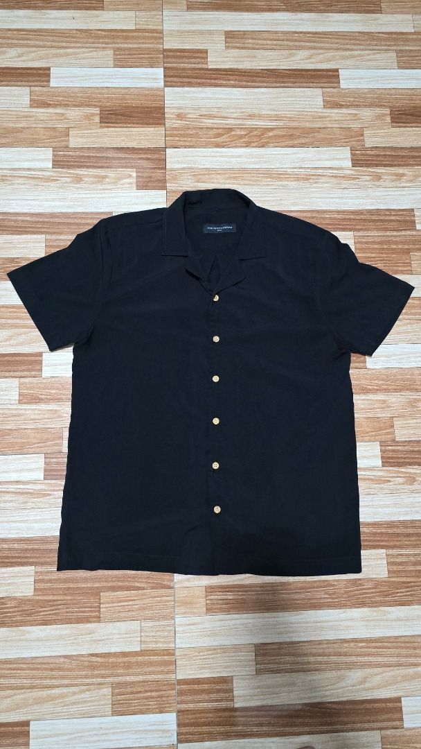 Straightforward Black Short Sleeve Button Up Shirt (Category: Tshirts & Polo Shirts ) located in Caloocan City. Submitted by romeovers (Listing ID 1441850469, Image 1). Description: - Classic black short sleeve button-up shirt - Features a traditional collar design - Easy to style for various occasions - Suitable for casual or smart-casual wear.