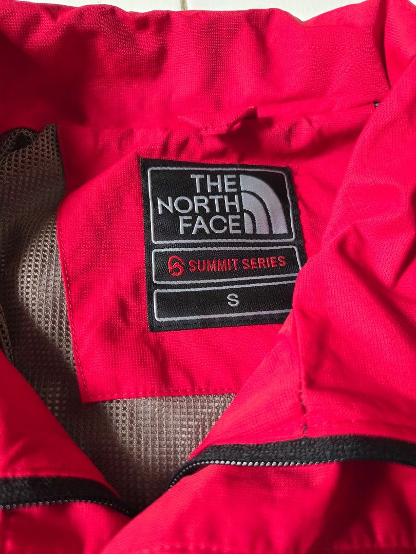 THE NORTH FACE GORETEX JACKET (Category: Coats, Jackets and Outerwear) located in Bacoor. Submitted by trixterbayron (Listing ID 1441834039, Image 3). Description: MEASUREMENTS IN INCHES: LENGTH: 26.5 WIDTH: 21 SIZE: SMALL MOP: GCASH (FIRST PAY BASIS) MOD: J&T.