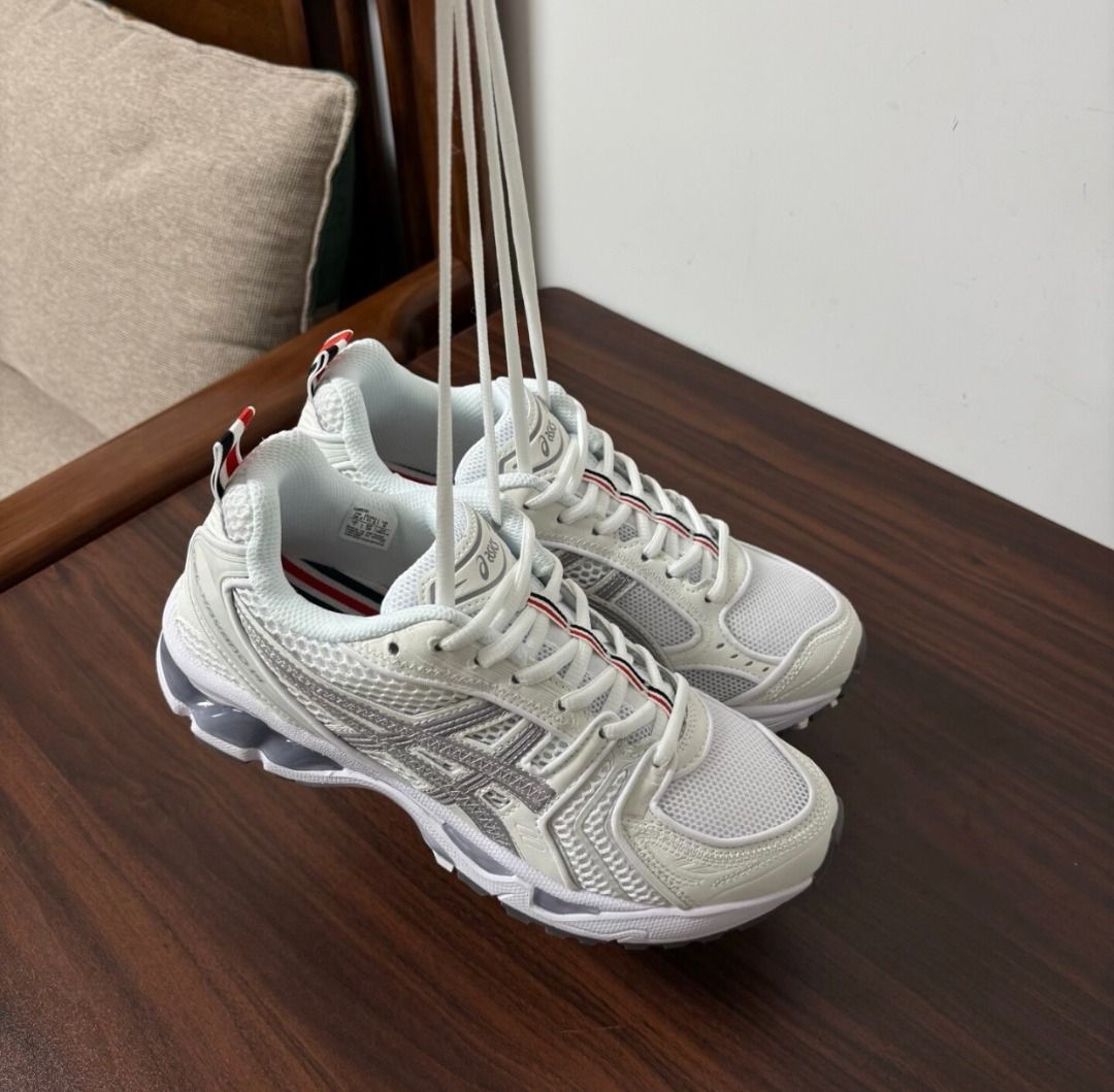 THOM BROWNE × ASICS Gel-Kayano 14 Co-branded Urban Fashion Casual Shoes White (Category: Sneakers) located in Singapore. Submitted by samuelworld (Listing ID 1441831689, Image 3). Description: ✅ Full range of men’s & women’s sizes available ✅ Brand new, authentic, original packaging ✅ Real product photos provided ✅ 24/7 online service, feel free to consult ✅ For more styles, please send us a private me.