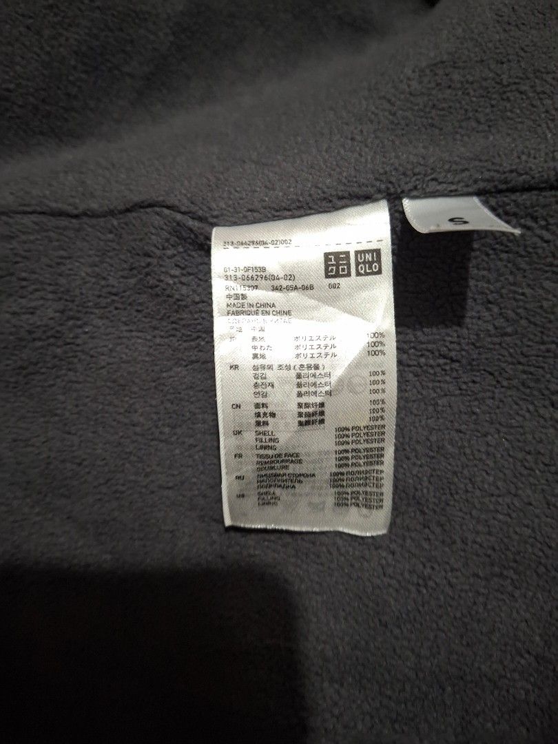 Uniqlo Hoodie Size S (Category: Hoodies) located in Manila. Submitted by thriftttitems (Listing ID 1441920759, Image 3). Description: - Uniqlo Hoodie - Size: S - Design: Cool geometric pattern - Interior: Soft fleece lining for extra warmth and coziness - Closure: Zipper front - Style: Great for casual wear or layering Pwede niyo pa tawaran .
