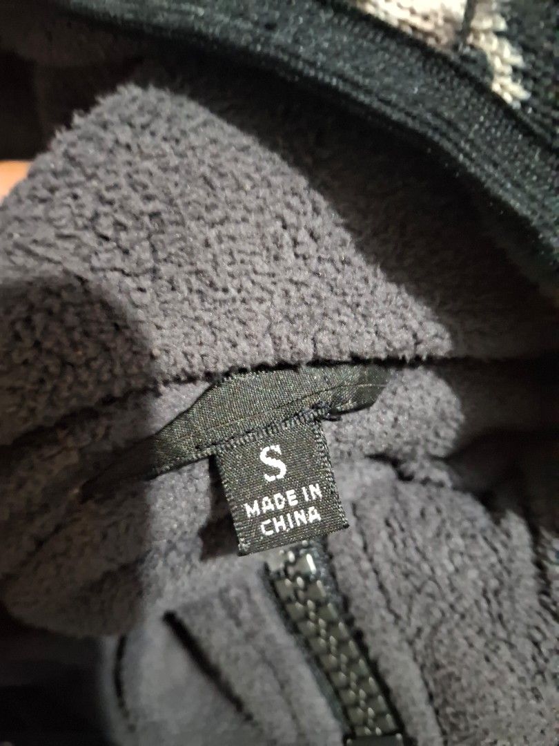 Uniqlo Hoodie Size S (Category: Hoodies) located in Manila. Submitted by thriftttitems (Listing ID 1441920759, Image 2). Description: - Uniqlo Hoodie - Size: S - Design: Cool geometric pattern - Interior: Soft fleece lining for extra warmth and coziness - Closure: Zipper front - Style: Great for casual wear or layering Pwede niyo pa tawaran .