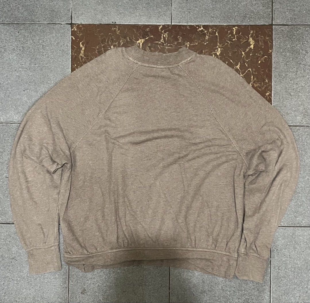 Universal Thread Goods Co. Crewneck Sweatshirt XL (Category: Coats, Jackets and Outerwear) located in Santa Rosa. Submitted by declutteringbydrei (Listing ID 1441909381, Image 2). Description: - Brand: Universal Thread Goods Co. - Color: Brownish-grey - Style: Crewneck sweatshirt - Texture: Ribbed throughout - Sleeves: Raglan - Features: Elasticated cuffs and hem - Origin: Made in Indonesia - Size: L-XL.