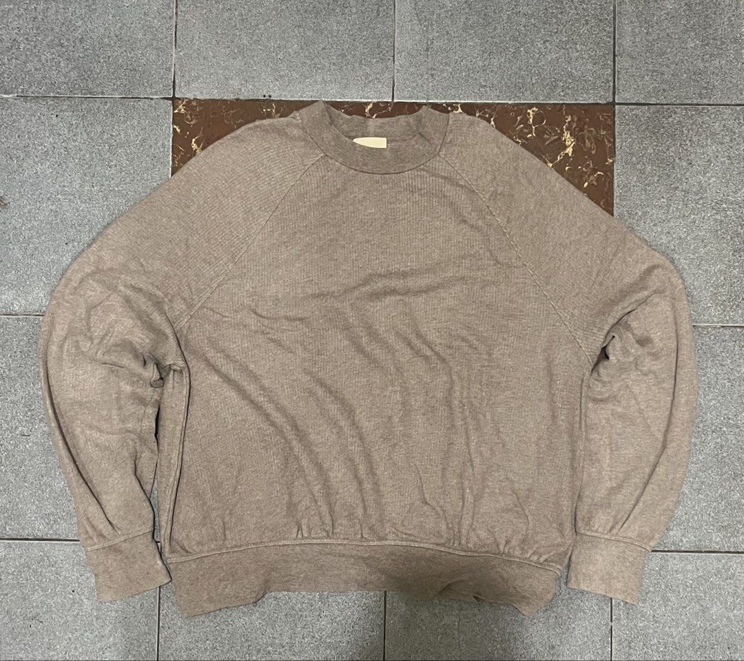 Universal Thread Goods Co. Crewneck Sweatshirt XL (Category: Coats, Jackets and Outerwear) located in Santa Rosa. Submitted by declutteringbydrei (Listing ID 1441909381, Image 1). Description: - Brand: Universal Thread Goods Co. - Color: Brownish-grey - Style: Crewneck sweatshirt - Texture: Ribbed throughout - Sleeves: Raglan - Features: Elasticated cuffs and hem - Origin: Made in Indonesia - Size: L-XL.