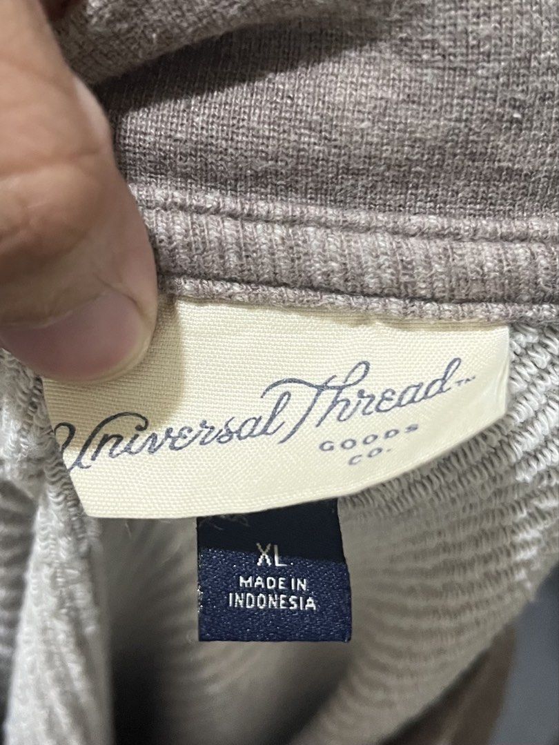Universal Thread Goods Co. Crewneck Sweatshirt XL (Category: Coats, Jackets and Outerwear) located in Santa Rosa. Submitted by declutteringbydrei (Listing ID 1441909381, Image 3). Description: - Brand: Universal Thread Goods Co. - Color: Brownish-grey - Style: Crewneck sweatshirt - Texture: Ribbed throughout - Sleeves: Raglan - Features: Elasticated cuffs and hem - Origin: Made in Indonesia - Size: L-XL.
