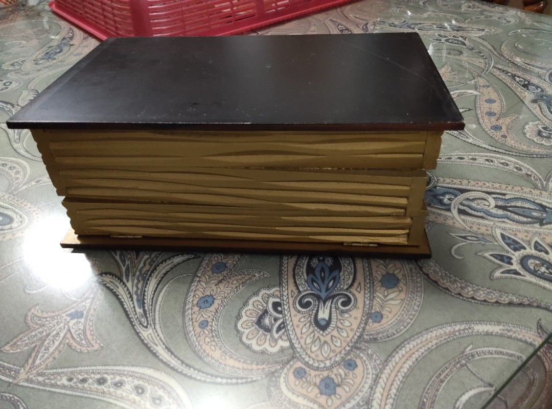 Vintage Book Design Tissue Box Cover Holder (Category: Storage Boxes & Baskets) located in Pasay City. Submitted by magdalena_broadway22 (Listing ID 1441914162, Image 2). Description: Payment mode: Deposit / Transfer to my BPI account only..