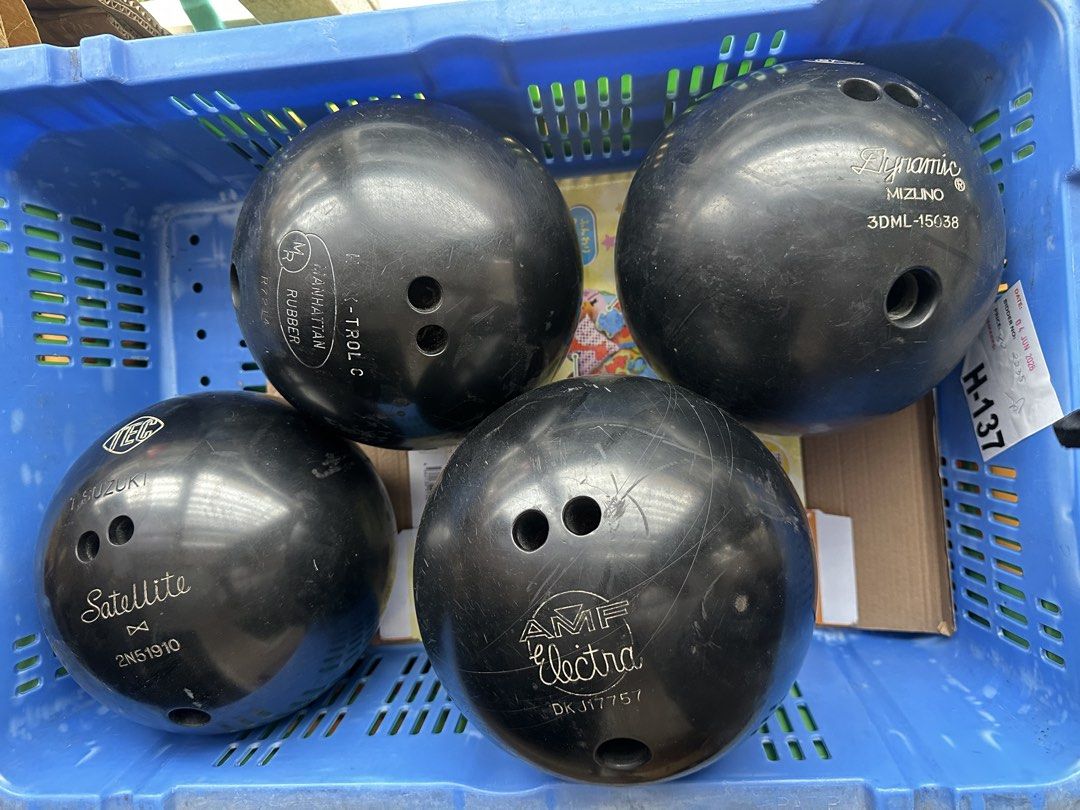 Vintage bowling ball - Japan (Category: Billiards and Bowling) located in Rodriguez. Submitted by pwestoonlinestore (Listing ID 1441893046, Image 1). Description: Take all 1500 pesos.
