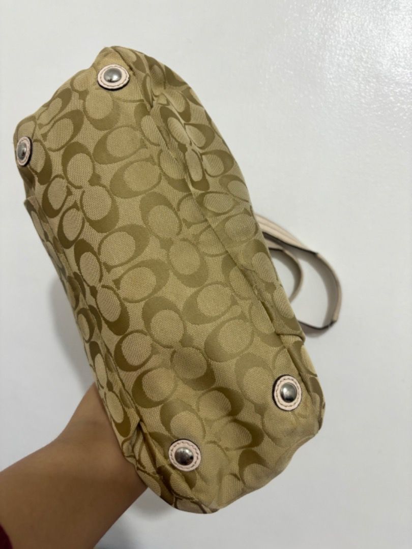Vintage coach soho tote bag (Category: Luxury Bags & Wallets) located in Caloocan City. Submitted by ancesjad (Listing ID 1441906282, Image 2). Description: no issue, no rubs. normal signs of usage lang need wash esp sa handle and sa loob pero other than that good condition pa medyo madumi lang po ung handle kayo na mag wash :)) last price 1600 - Size: Medium - Color: Brown canvas with baby bink leather trim - Interior: Multiple compartments, inc