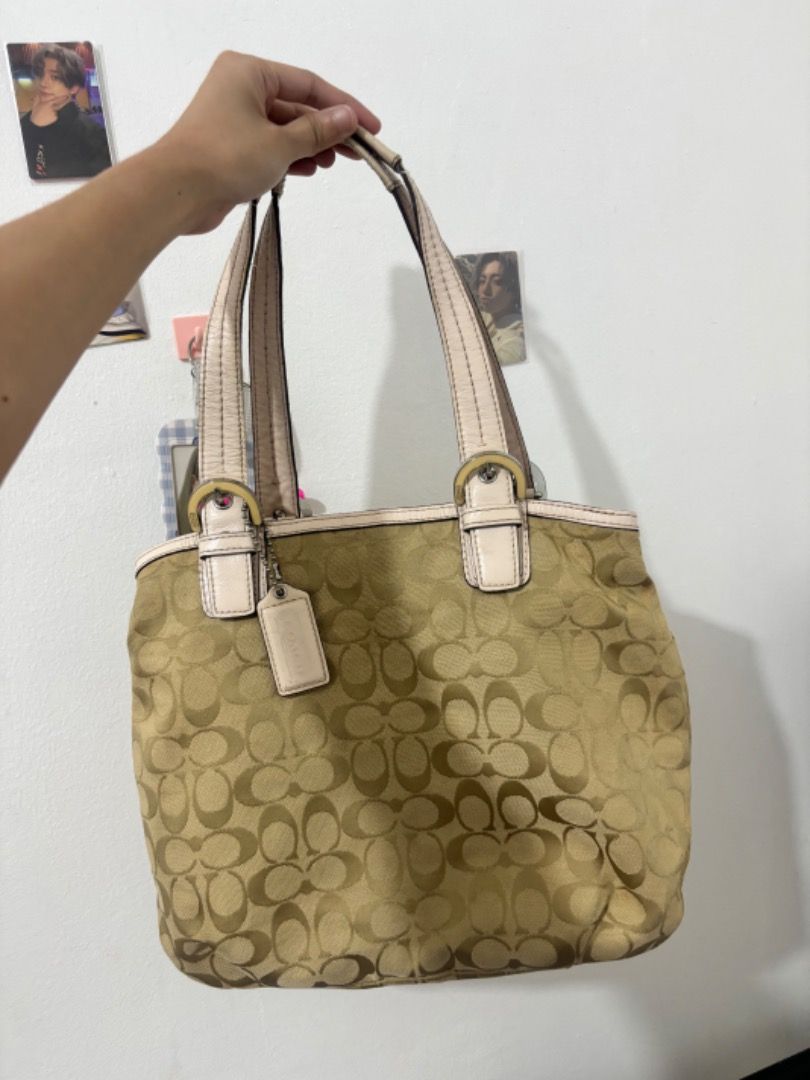 Vintage coach soho tote bag (Category: Luxury Bags & Wallets) located in Caloocan City. Submitted by ancesjad (Listing ID 1441906282, Image 1). Description: no issue, no rubs. normal signs of usage lang need wash esp sa handle and sa loob pero other than that good condition pa medyo madumi lang po ung handle kayo na mag wash :)) last price 1600 - Size: Medium - Color: Brown canvas with baby bink leather trim - Interior: Multiple compartments, inc