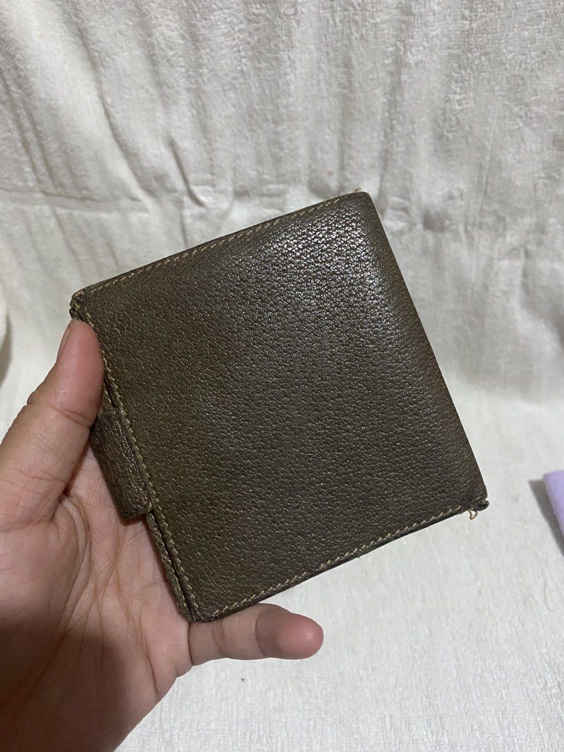 Vintage Gucci bifold LEATHER (Category: Luxury Bags & Wallets) located in Bulacan. Submitted by assorted.items (Listing ID 1441871677, Image 2). Description: GUCCI BIFOLD WALLET LEATHER WITH ISSUE.