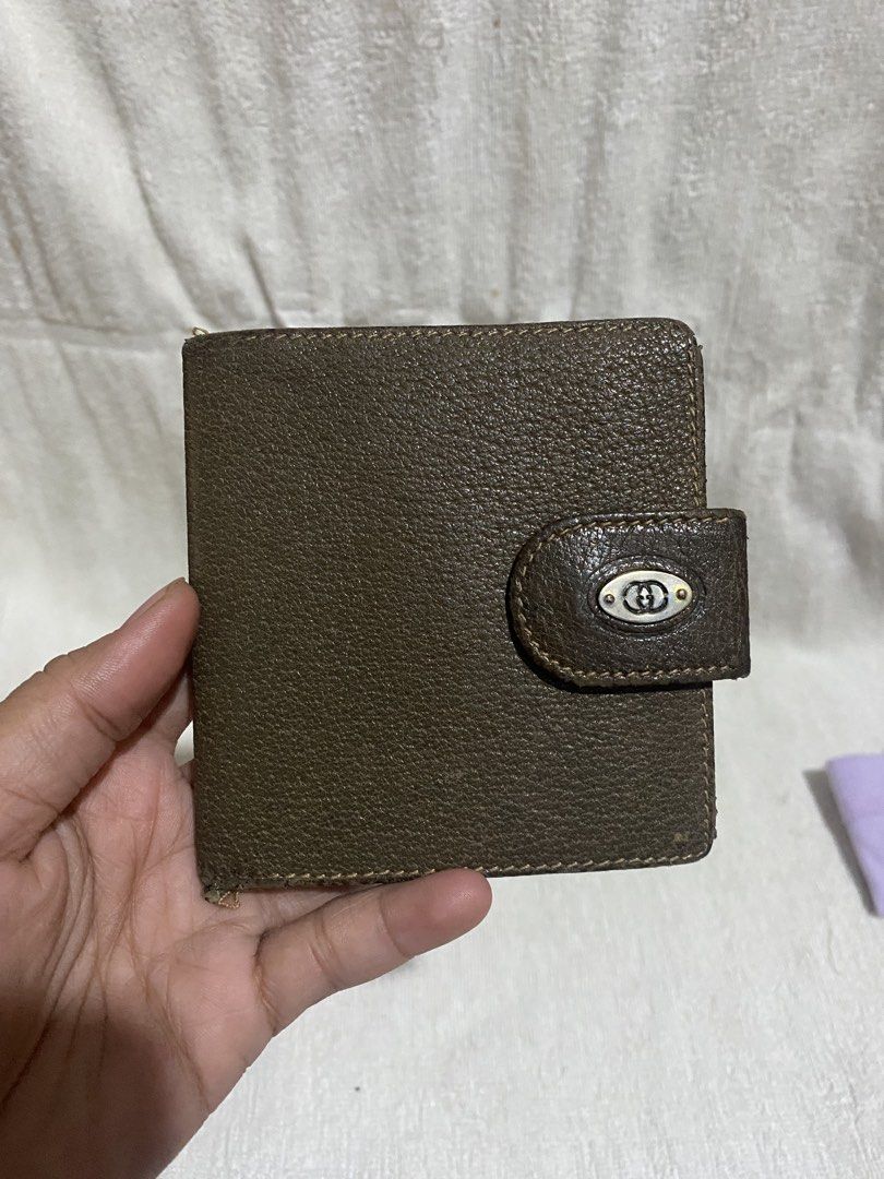 Vintage Gucci bifold LEATHER (Category: Luxury Bags & Wallets) located in Bulacan. Submitted by assorted.items (Listing ID 1441871677, Image 1). Description: GUCCI BIFOLD WALLET LEATHER WITH ISSUE.