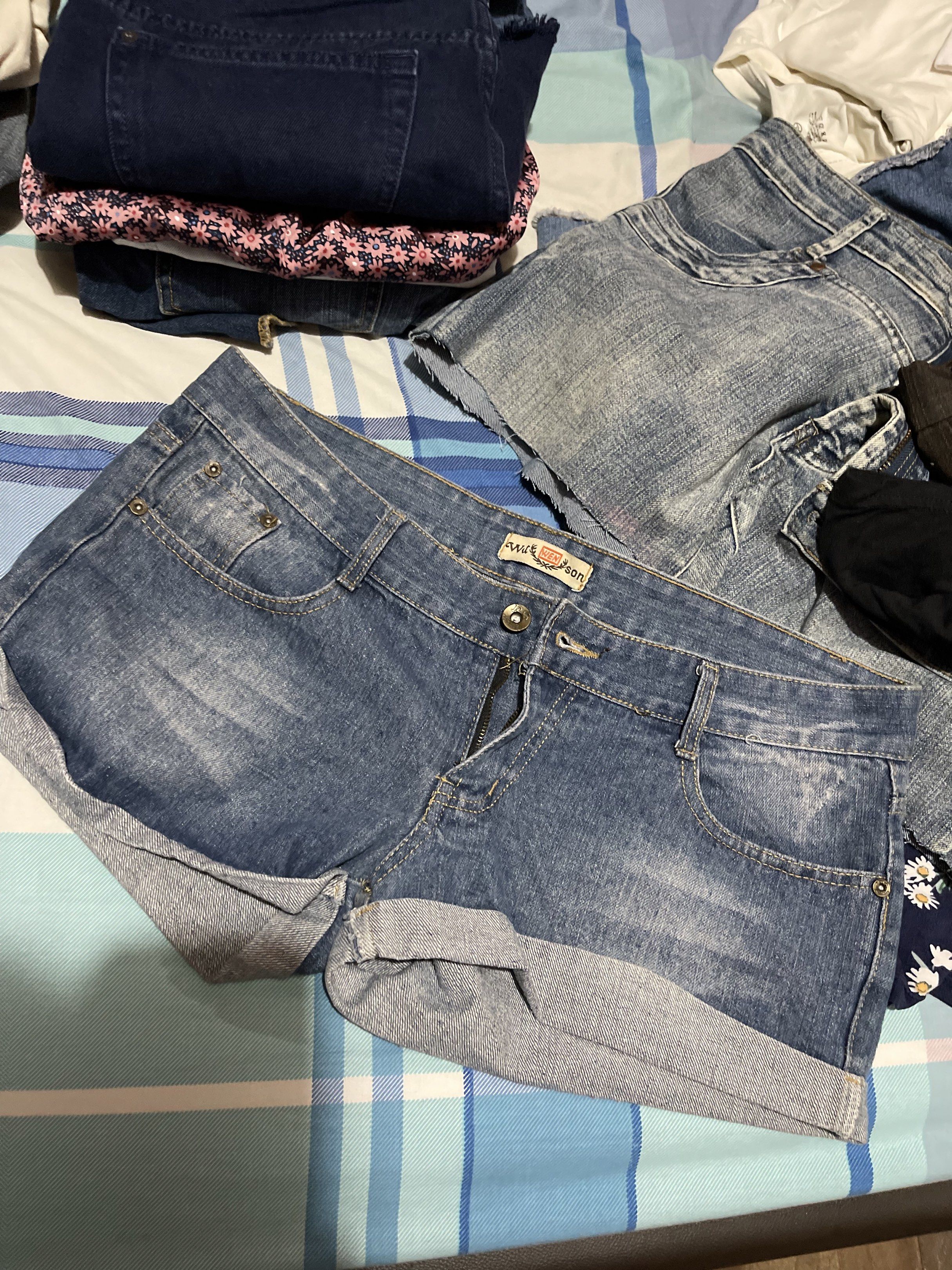 WENSON Denim Shorts XL Blue Cuffed (Category: Shorts) located in Quezon City. Submitted by rish40 (Listing ID 1441823219, Image 1). Description: - Brand: WENSON - Size: XL - Color: Blue denim - Style: Cuffed hem shorts low waist - Features: Embroidered back pockets, classic denim look - Condition: Good, pre-loved.