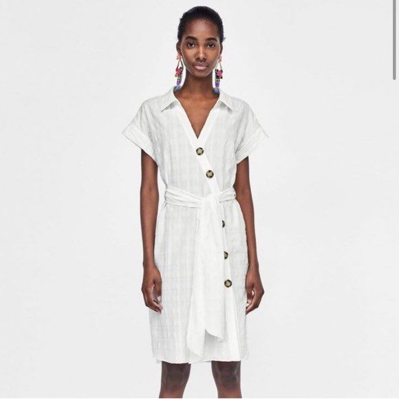 Zara Basic White Striped Button-Up Shirt Dress with Belt (Category: Dresses) located in Quezon City. Submitted by kb0030 (Listing ID 1441912825, Image 1). Description: Fits S-M Semi see through for me. Used once for a beach trip With minor flaws at the back of the dress MOVING OUT SALE! All in excellent condition if with flaws indicated on photos GCASH BDO PICK UP VIA GRAB OR LALAMOVE ITEMS COMING FROM QUEZON CITY.