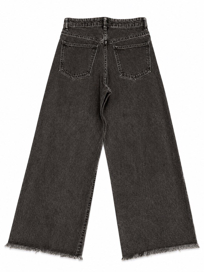 Zara Black Denim Wide Jeans (Category: Jeans) located in Makati City. Submitted by lekrizstudio (Listing ID 1441912717, Image 3). Description: - Wide cropped black denim jeans - Raw hem detail - Waist: Approx. 27-28 inches - Good condition Important Notes: *** Sold as is. No returns, no refunds, and no exchanges. Please review all photos and descriptions carefully before purchasing. * Color may vary slightly due to lighting and screen settings. *
