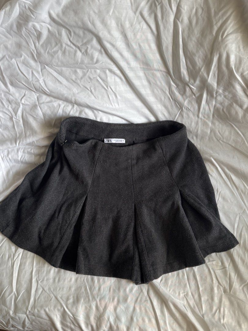 Zara Dark Grey Pleated Mini Skirt (Category: Skirts) located in Pasig City. Submitted by ena__ (Listing ID 1441786477, Image 1). Description: - Zara dark grey mini skirt - Features a pleated design for a flared silhouette - Convenient side zipper closure - Perfect for both casual outings and dressier events - Effortlessly pairs with various tops and footwear.
