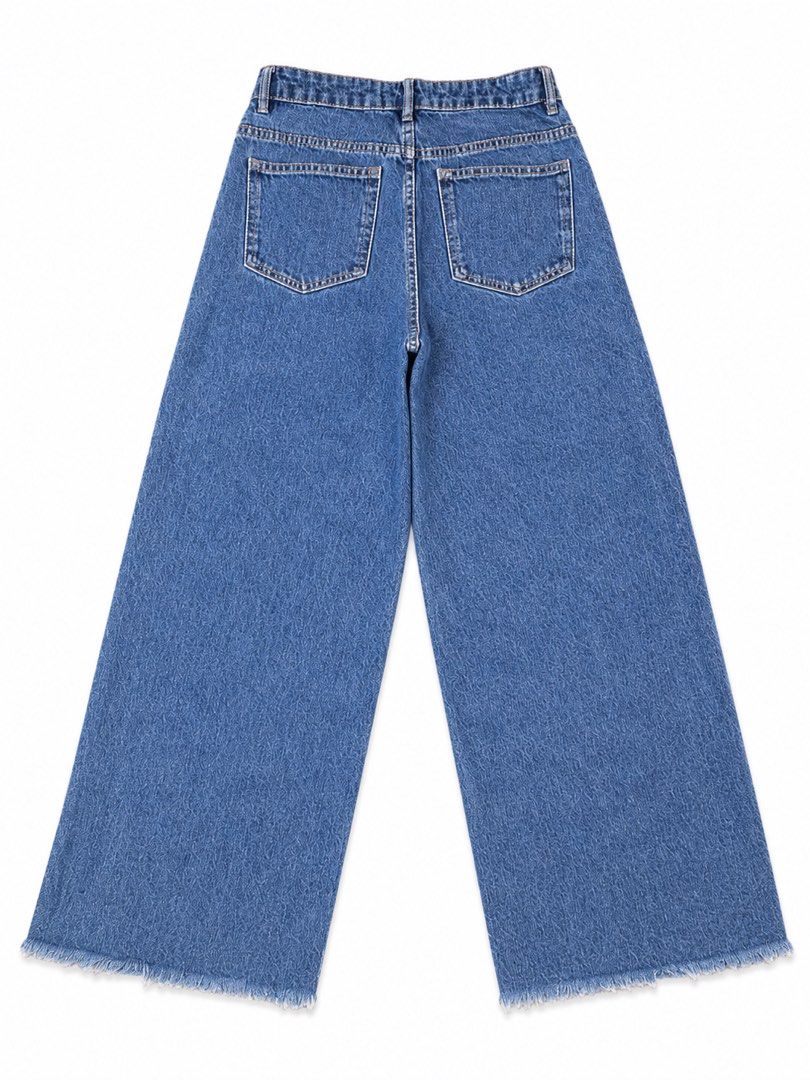 ZARA Wide Leg Cropped Jeans (Category: Jeans) located in Makati City. Submitted by lekrizstudio (Listing ID 1441911687, Image 3). Description: - Brand: ZARA - Style: Wide leg, cropped denim jeans - Features: Frayed hem, button and zip closure, two back pockets - Size: EUR 32 (USA 00, MEX 22) - Measurements: Waist approx. 13 inches (flat), Inseam approx. 25-26 inches - Good condition Important Notes: *** Sold as is. No returns, no refunds, and no 