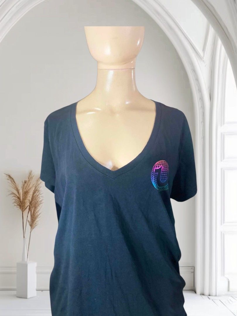🌸 TRUE RELIGION Logo Graphic Rainbow Women's Tee in Black 🌸 (Category: Shirts) located in Caloocan City. Submitted by saturday.ph (Listing ID 1442151918, Image 3). Description: This women's tee cut from 💯 Cotton, t-shirt features a V-Neckline, slim silhouette and a rainbow logo detailing in the front and back. Short sleeves Stretchy fabric Can be sizing to M/L.