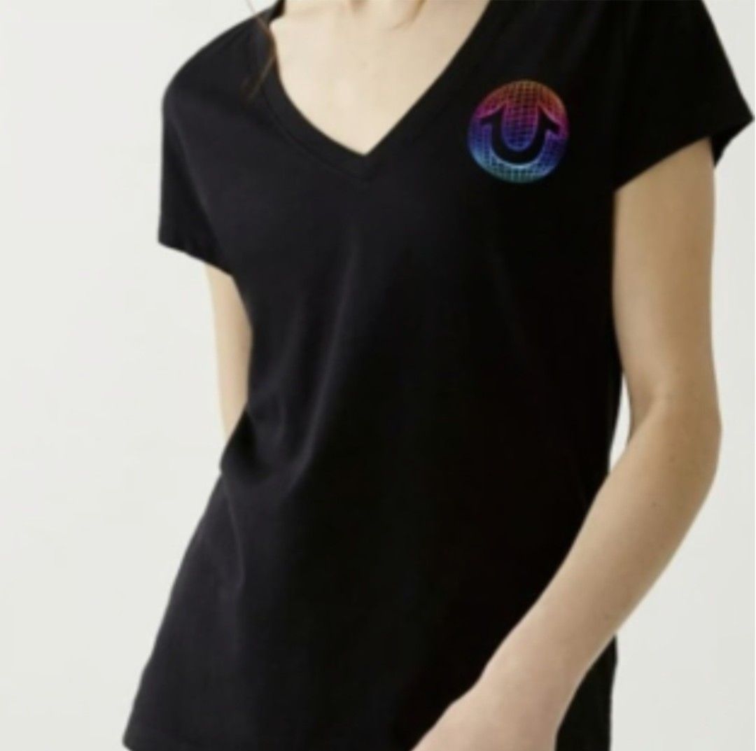 🌸 TRUE RELIGION Logo Graphic Rainbow Women's Tee in Black 🌸 (Category: Shirts) located in Caloocan City. Submitted by saturday.ph (Listing ID 1442151918, Image 1). Description: This women's tee cut from 💯 Cotton, t-shirt features a V-Neckline, slim silhouette and a rainbow logo detailing in the front and back. Short sleeves Stretchy fabric Can be sizing to M/L.
