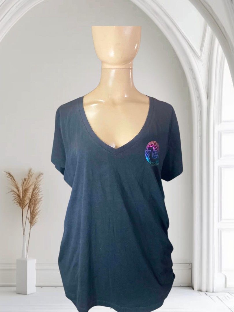 🌸 TRUE RELIGION Logo Graphic Rainbow Women's Tee in Black 🌸 (Category: Shirts) located in Caloocan City. Submitted by saturday.ph (Listing ID 1442151918, Image 2). Description: This women's tee cut from 💯 Cotton, t-shirt features a V-Neckline, slim silhouette and a rainbow logo detailing in the front and back. Short sleeves Stretchy fabric Can be sizing to M/L.