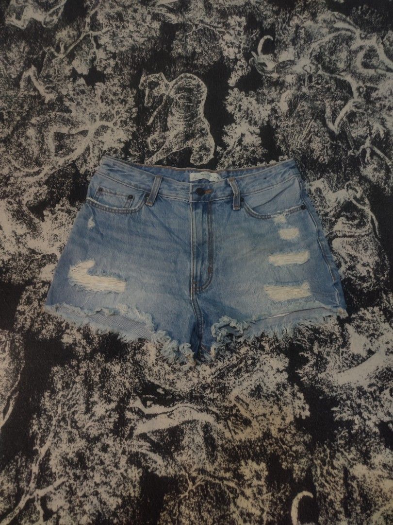 Abercrombie & Fitch short (Category: Shorts) located in Cagayan de Oro. Submitted by jaypeedeistilo (Listing ID 1442027758, Image 1). Description: excellent condition💯 size 27✅.