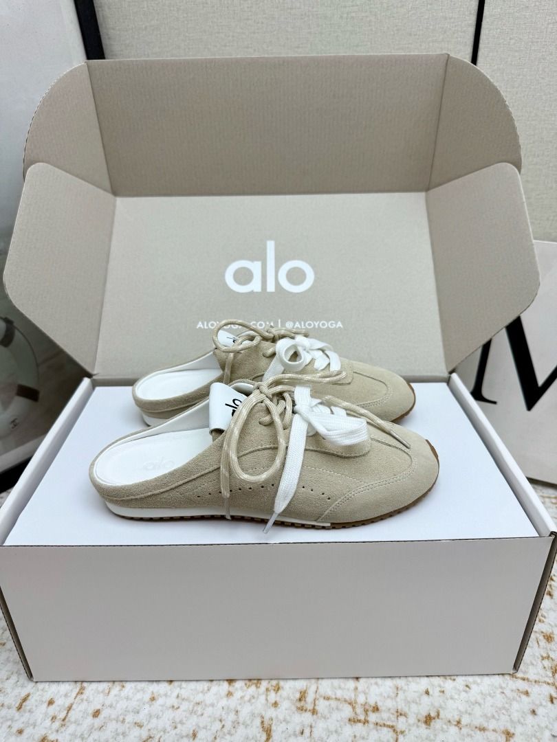 Alo Yoga Sunset Round Toe Comfortable Closed-Toe Slippers with No Special Features (Category: Flats) located in Singapore. Submitted by heymissnicole (Listing ID 1442074446, Image 3). Description: Multiple colors available, all sizes are standard and complete, shop with confidence 🎁 View actual product photos.