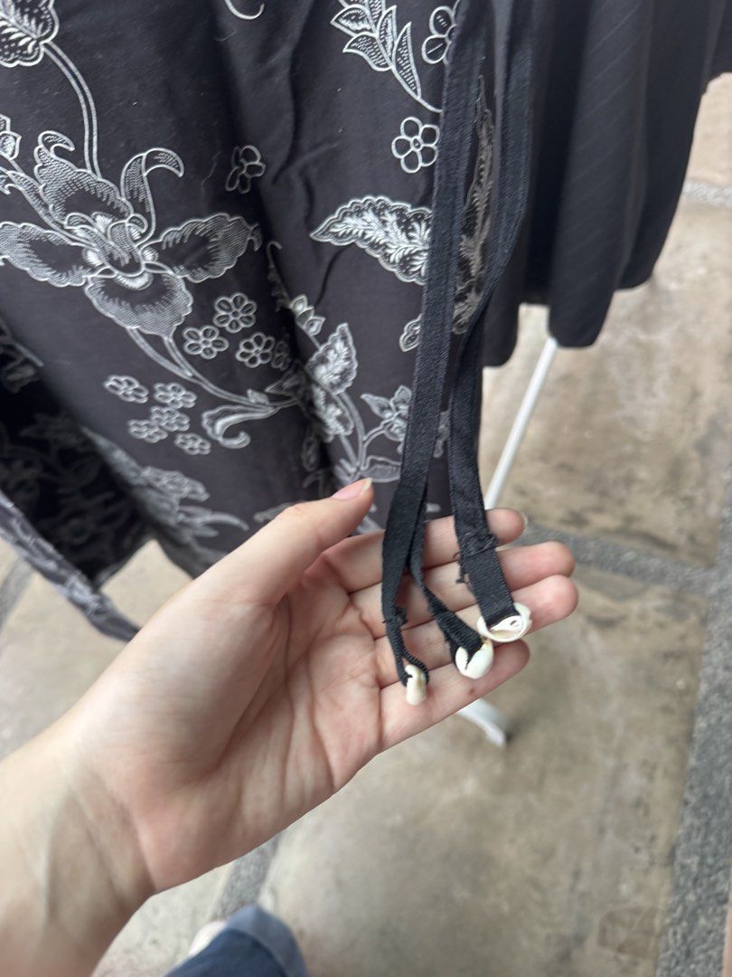 Black Floral Print Wrap Skirt with Shell Details (Category: Skirts) located in San Juan City. Submitted by outwithit (Listing ID 1442034603, Image 3). Description: RFS: Decluttering Can negotiate if sure buyer No reservation unless paid for Delivery fee will be shouldered by buyer ‼️BUY AT YOUR OWN RISK (especially bags and shoes) - Item is in good condition when inspected while taking photos - I do not know how this item will perform - This item