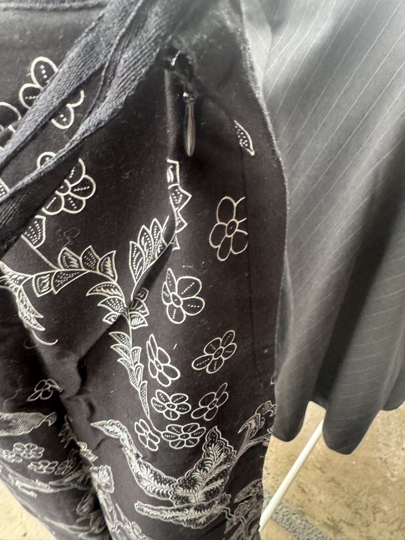 Black Floral Print Wrap Skirt with Shell Details (Category: Skirts) located in San Juan City. Submitted by outwithit (Listing ID 1442034603, Image 2). Description: RFS: Decluttering Can negotiate if sure buyer No reservation unless paid for Delivery fee will be shouldered by buyer ‼️BUY AT YOUR OWN RISK (especially bags and shoes) - Item is in good condition when inspected while taking photos - I do not know how this item will perform - This item