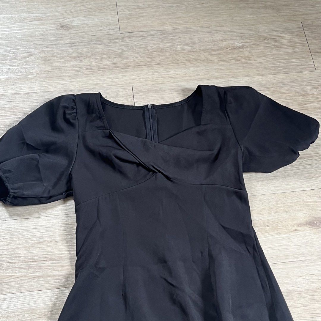Black Puff Sleeve Mini Dress (Category: Dresses) located in Legazpi City. Submitted by hushedcry (Listing ID 1442021138, Image 3). Description: - Cute black mini dress - Features stylish puff sleeves - Flattering twist detail at the bust - back zipper closure - Ideal for a night out or special occasion - best fits M-L 💌 mop: gcash / maya accepted 📬 shipping via j&t express (sf c/o buyer) for inquiries, dont hesitate to send me a msg! 🩷.