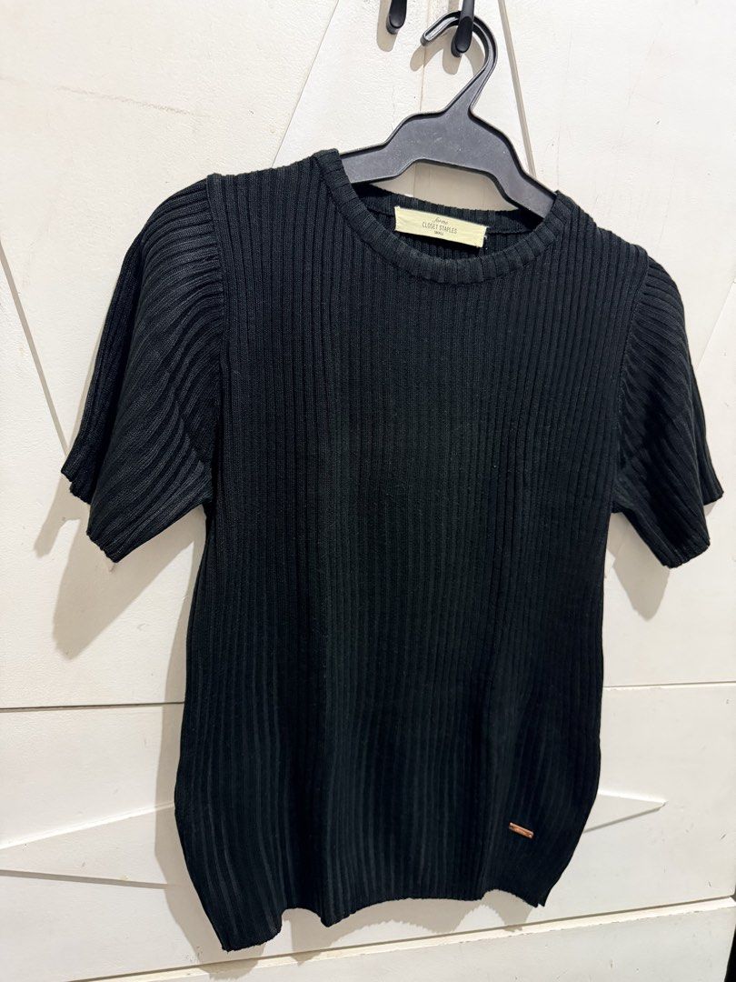 Black Ribbed Knit Top with Short Sleeves (Category: Blouses) located in Muntinlupa City. Submitted by jaja.0903 (Listing ID 1442124167, Image 2). Description: - Basic black ribbed knit top - Short sleeves with a slight flare - Simple and versatile design - Pairs well with jeans or skirts - Easy to style for any occasion - Small rose gold tag detail on the hem.