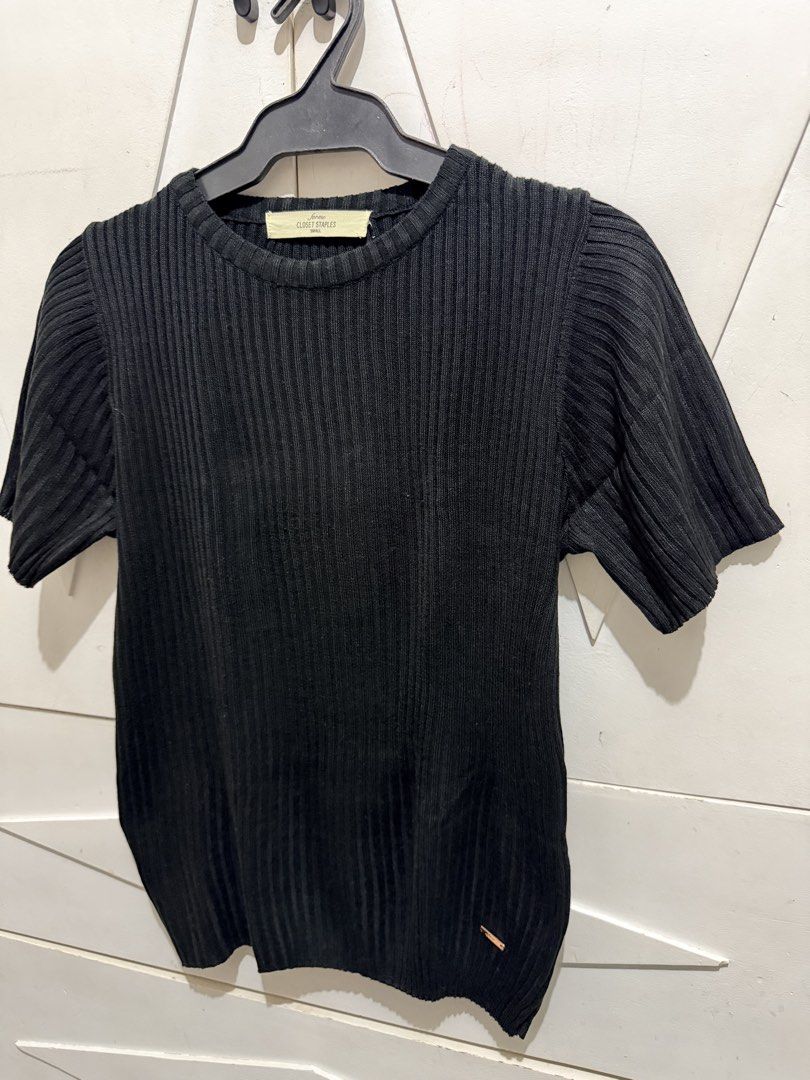 Black Ribbed Knit Top with Short Sleeves (Category: Blouses) located in Muntinlupa City. Submitted by jaja.0903 (Listing ID 1442124167, Image 3). Description: - Basic black ribbed knit top - Short sleeves with a slight flare - Simple and versatile design - Pairs well with jeans or skirts - Easy to style for any occasion - Small rose gold tag detail on the hem.