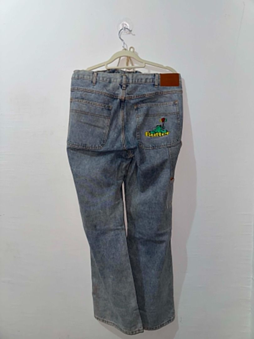 Butter Goods Single knee carpenter/skate pants (Category: Jeans) located in Manila. Submitted by kim.mercader (Listing ID 1442127228, Image 2). Description: Butter Goods Single knee carpenter/skate pants - Size: 34 waist/ 41 length/ 9 leg opening - Stoned wash denim - Features embroidered patch on back pocket - Drawstring waist for adjustable comfort.